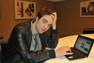 Robert Pattinson фотография #2 (источник - https://vk.com/id136880235)