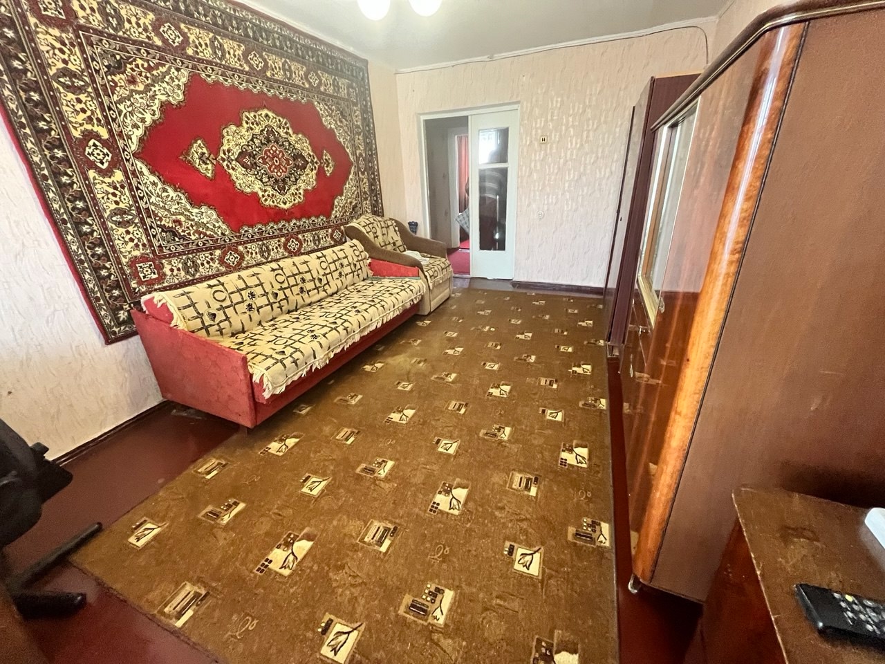 Продам 2- к. квартиру, г. Луганск, ул. Центральная (р- н Сельхоз унив.), площадь 52 кв. м., на 2/2 этаже. В квартире: 2 изолированные комнаты, балкон, раздельный С/ узел, газ. колонка (Bosch), не угловая. Жилое состояние, пластиковые трубы, МП/ окна, новая входная дверь, все что на фото- остается. Во дворе са...