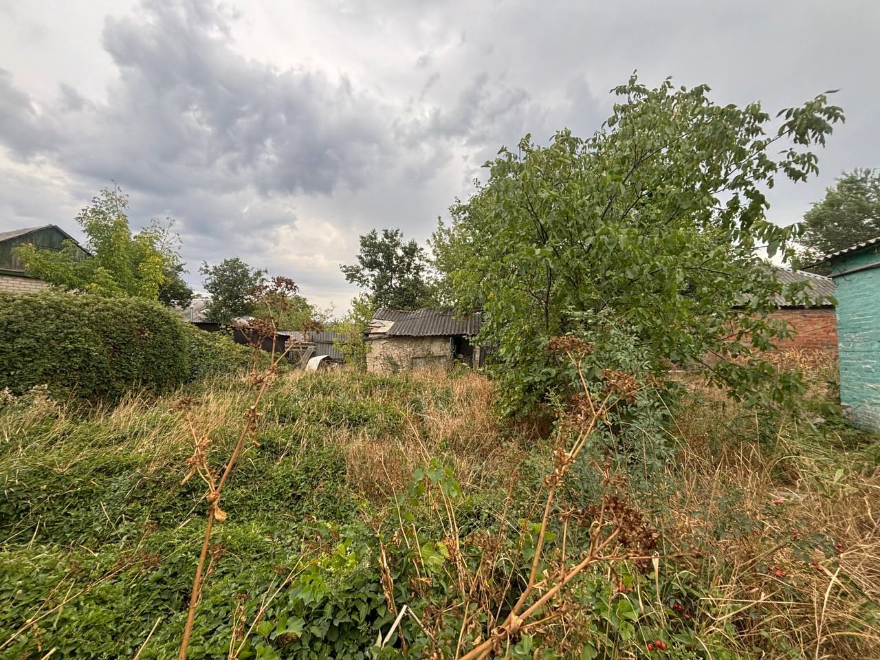 Продам дом в Каменобродском р-не, ул. Шмырова, дом на два входа, 81 кв.м., 6 комнат, кухня, требует капитального ремонта, хороший широкий участок 5,2 соток. Документы РФ Цена 2 000 000₽. +79591730175 Татьяна, +79591695183 Роман ...