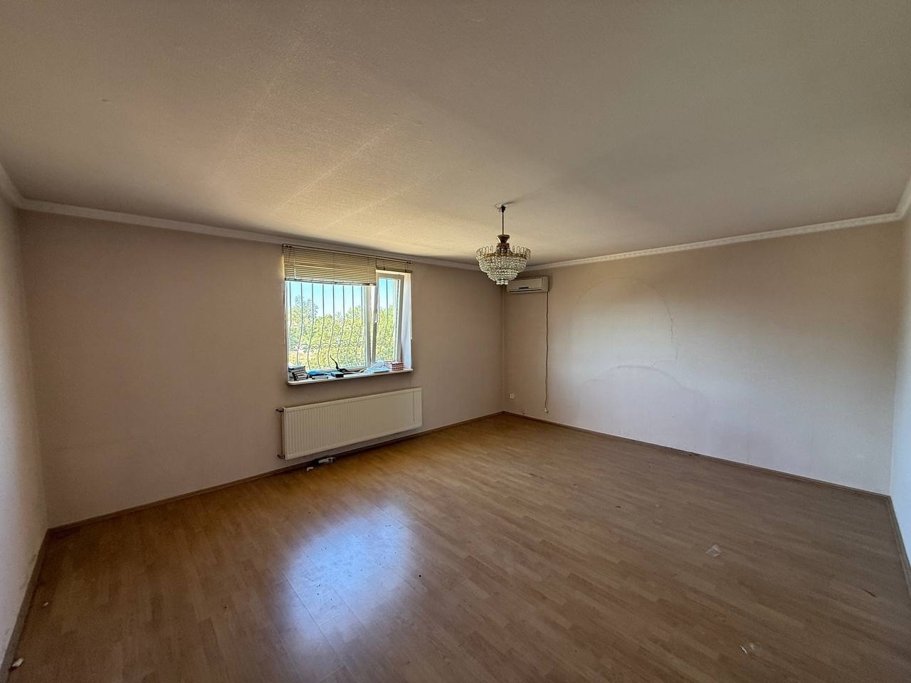 🏡 Продам жилой дом в г. Луганск от Собственника Площадь дома 250кв.м., 8 соток земли (район Жовтневого суда и Аквапарка «Пингвин») ✅ Дом реконструирован (утеплен и перекрыта крыша металлочерепицей) ✅ 2 этажа + подвал + погреб ✅ Первый этаж: Зал, спальная комната, ванная комната, гостевая, кухня. ✅ Второй этаж...
