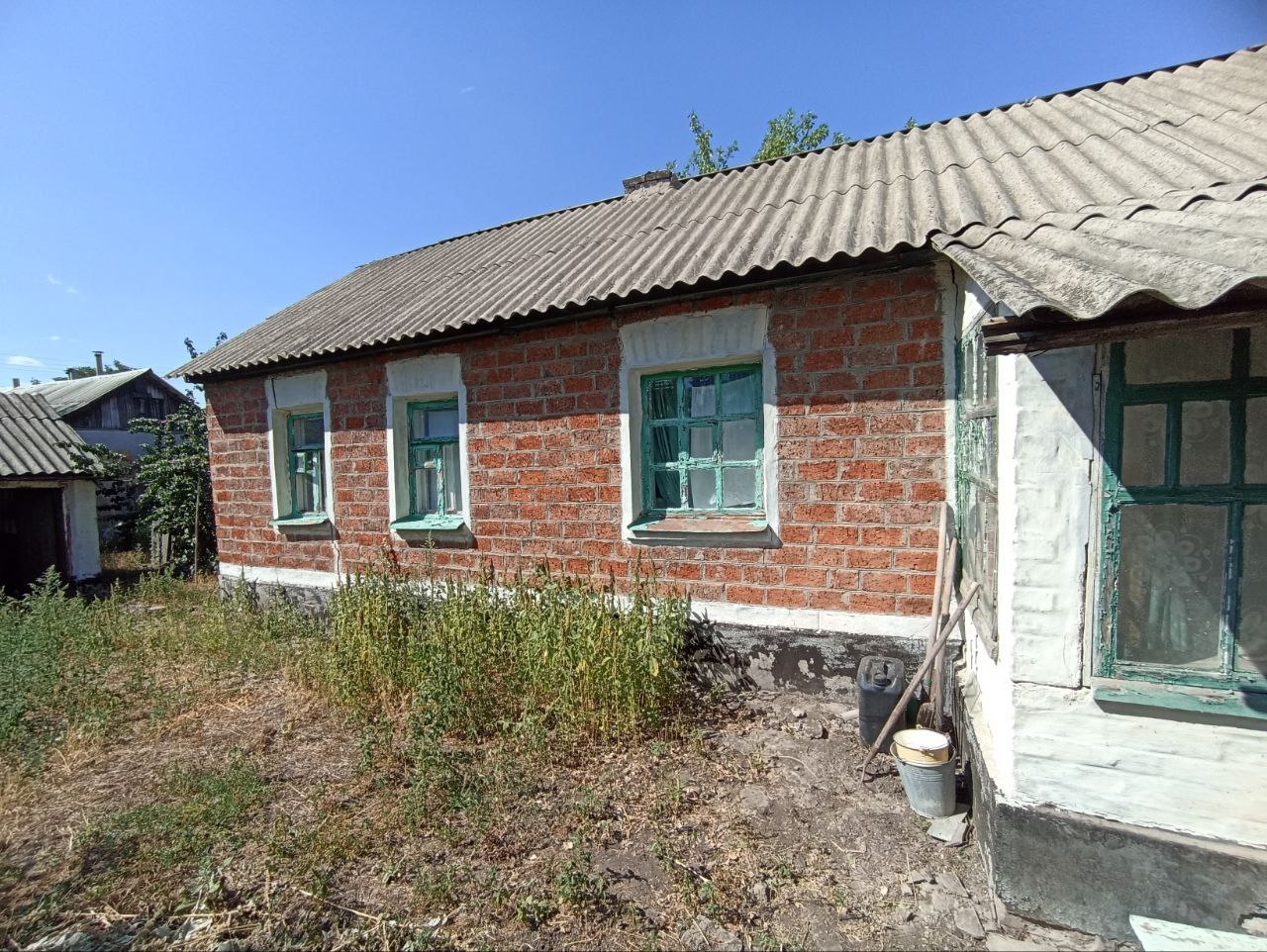‼Продам флигель ул.Жукова (район магазин Шанхай 5), 37,5/21/8 кв.м. Участок 3 сот. не приват., 2 комнаты (1 изолированная). Жилое состояние, 1-контурный котел, окна столярка, с/у в доме, есть место под душ. Сливная яма. Заезд под авто. , долгов нет. Цена: 2 000 000 ₽. Тел.+7(959)109-22-37 (telegram) Людмила‼...
