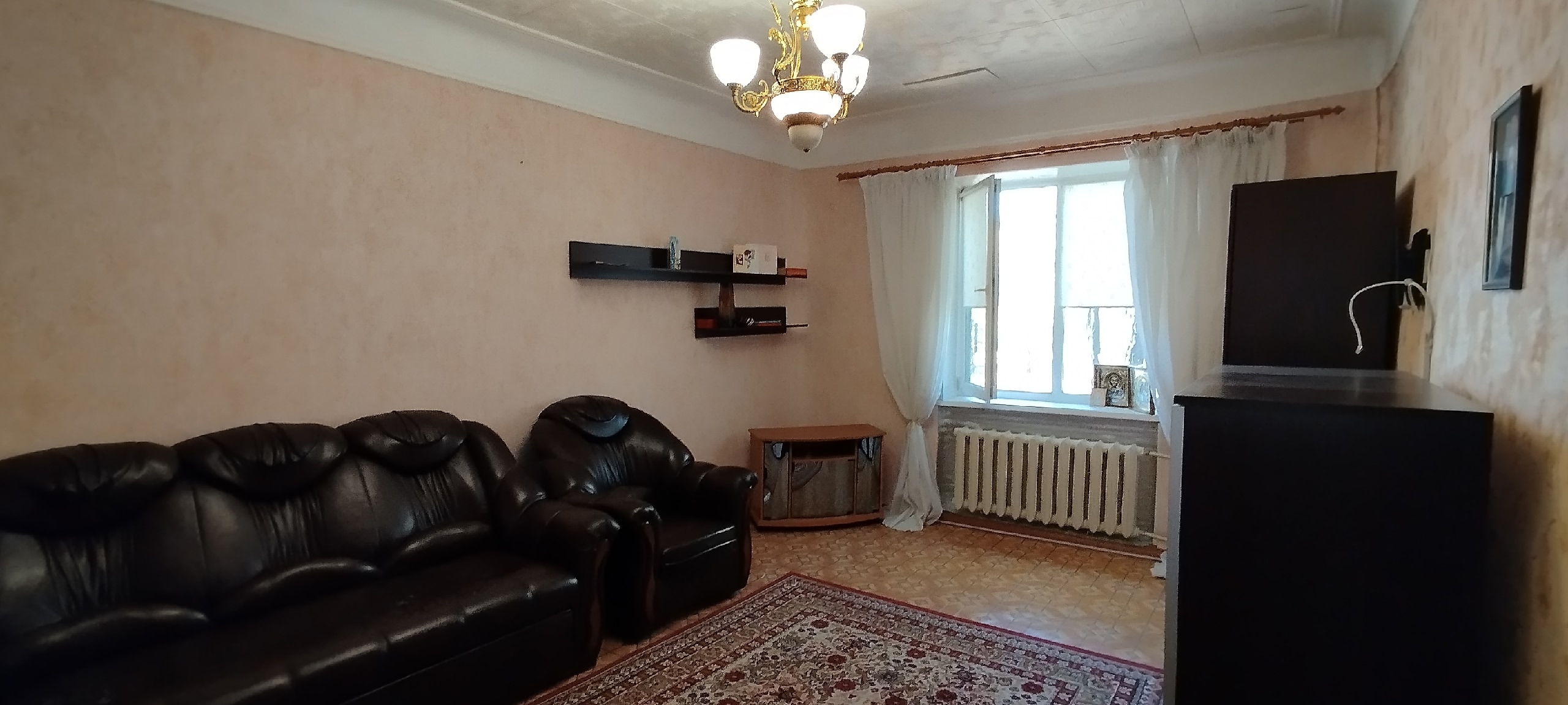 ❗❗❗Стаханов. Продается 2-комнатная квартира от собственниа🏬. Проспект Ленина, 11. Второй этаж, сталинка, площадь 49,7. Жилое состояние. Индивидуальное отопление, газовая колонка, накопительный бак для воды на 200 литров, новый балкон (увеличен, остеклен и утеплен). Документы Росреестра. Один взрослый собствен...