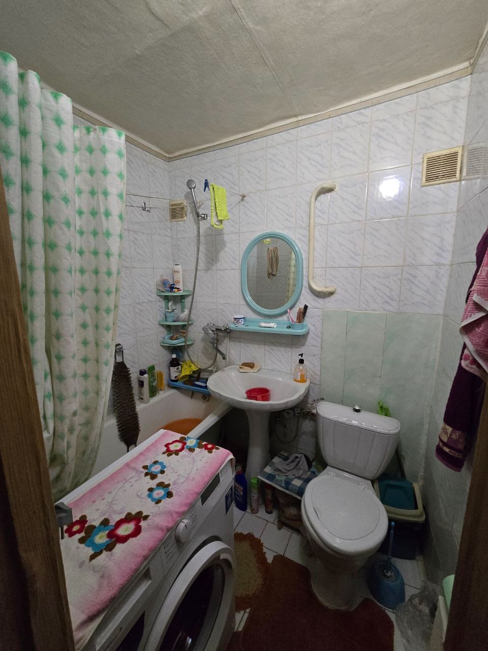 Продам 2-комн. квартиру на кв. Щербакова. 5/5 этаж. 43/27/6кв. Квартира в жилом состоянии. Балкон застелен м/п. Окна м/п, с/у совмещён. Крыша перекрыта в 2023г. Рядом супермаркет, остановка Щербакова, больница. Цена 4 300 000₽ +7 (959) 195-27-88 Мила...