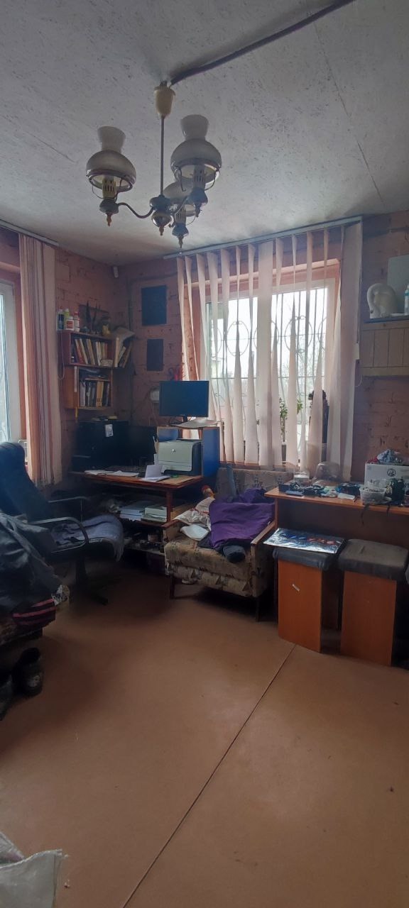 Продам дом р-н ЖД Больницы, дом 92 г.п., кирпичный, 2-этажный, в 3 уровня, 213 кв.м. с цокольным этажом, 7 комнат, дом под отделку, свет заведен, эл.проводка по всему дому, вода-скважина, газ по улице, городская канализация, широкий участок 7 соток, приват. Цена 5 000 000 руб. +79591730175 Татьяна, +795916951...