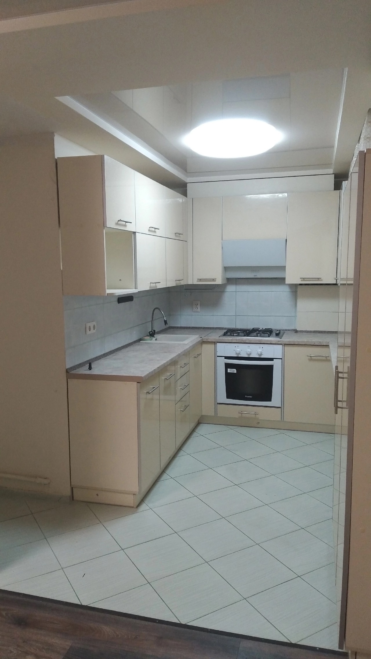 Продам 3 комн.кв-ру с АВТОНОМНЫМ ОТОПЛЕНИЕМ, 2/5, ОП 57 м² , с евроремонтом Встроенная кухня, кондиционер, водонакопительная ёмкость Окна и трубы МП. Балкон застеклён. Счётчики на все коммунальные услуги. Документы РФ. Прописанных нет В районе магазиа "Наш Маркет".В шаговой доступности школа, садик,...