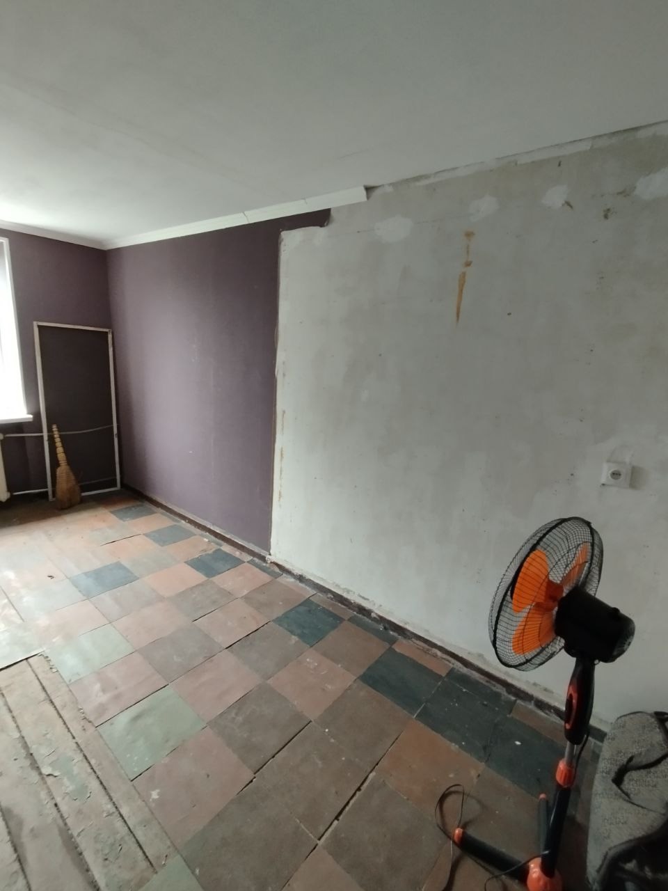 Продам комнату в коммунальной квартире на кв. Гаевого 18.5 кв.м 5/5 эт. Дом кирпичный, не угловая, электропроводка новая, общая кухня, туалет. Хорошее расположение : школа, садик, магазины, супермаркет, транспортная развязка . . ✅ Цена 700 000₽. ☎ +79592952103 Николай. ...