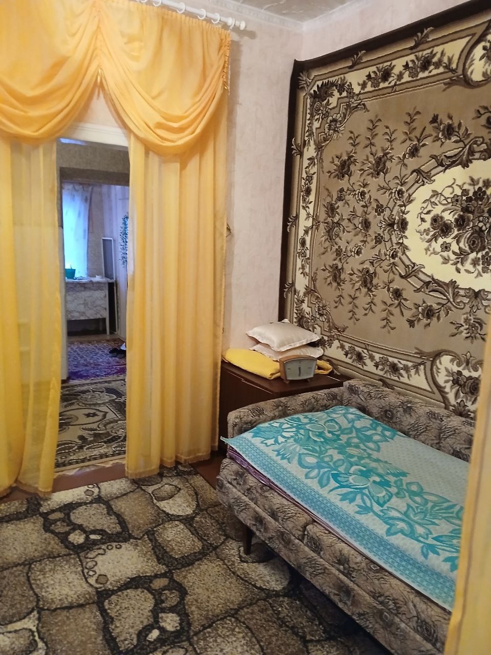 г. Алчевск Продается 1/2 дома по улице Крылова, район остановки старого депо(по тройке). Общая площадь 49 кв. м. В доме 2 комнаты, МП окна, индивидуальное отопление(одноконтурный котел), газ, вода централизованная, санузел в доме и на улице, жилое состояние. На территории дома имеются хозпостройки: летняя кух...